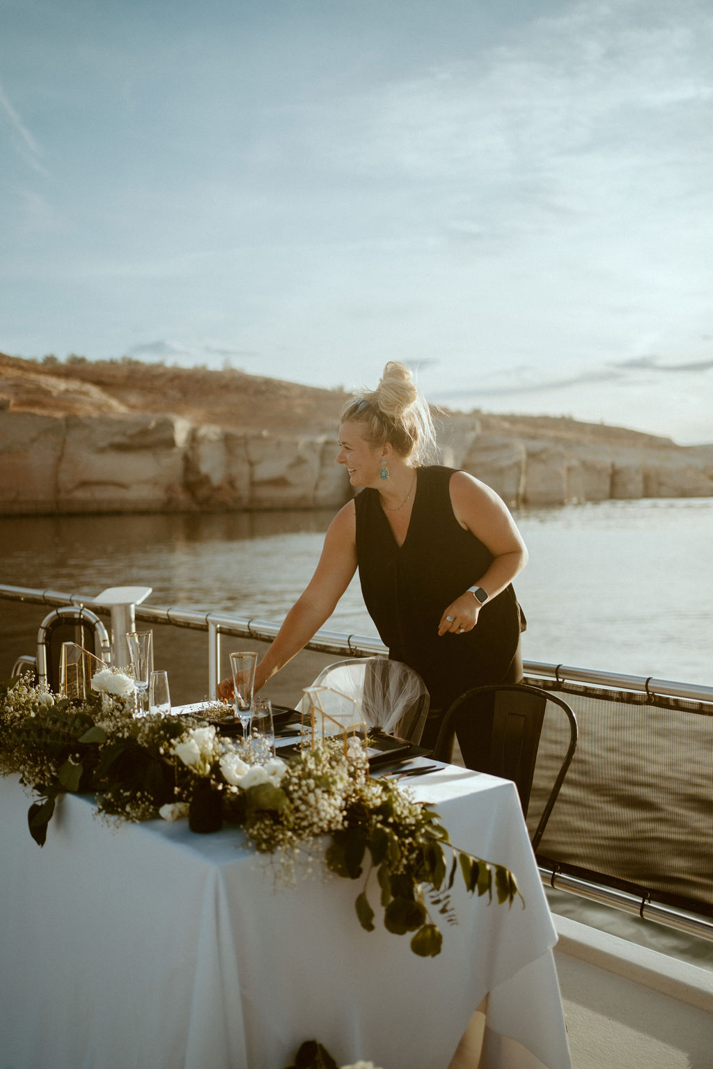 Lake Powell Elopement Wedding Planner sets up Sweetheart Table on Houseboat 