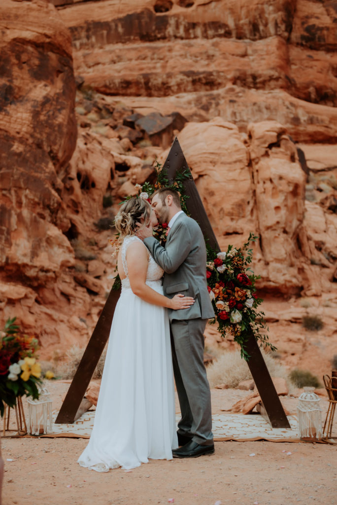 First kiss as newlyweds under arch in Las Vegas 