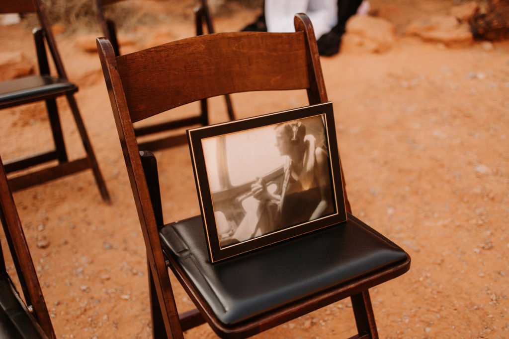 picture on chair to remember loved ones who are no longer with us on wedding day 