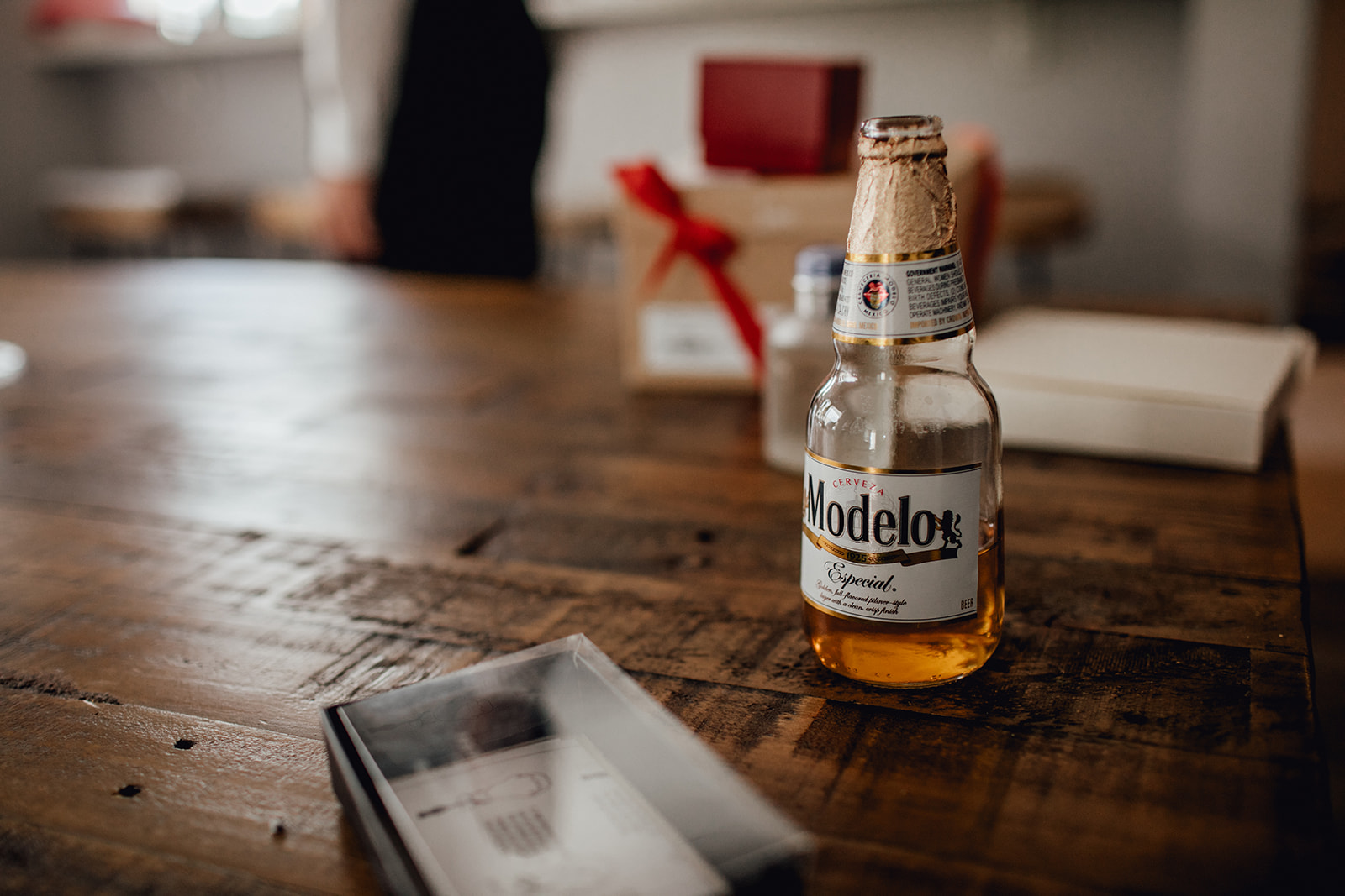 Modelo on the Table 