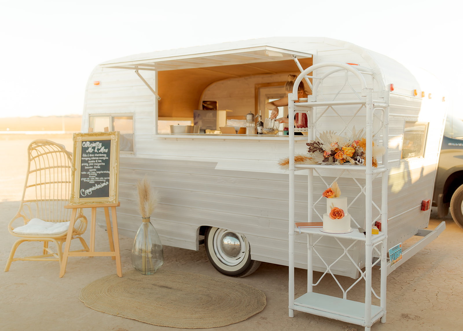 Mobil Bar for Dry Lake Bed Micro-Wedding
