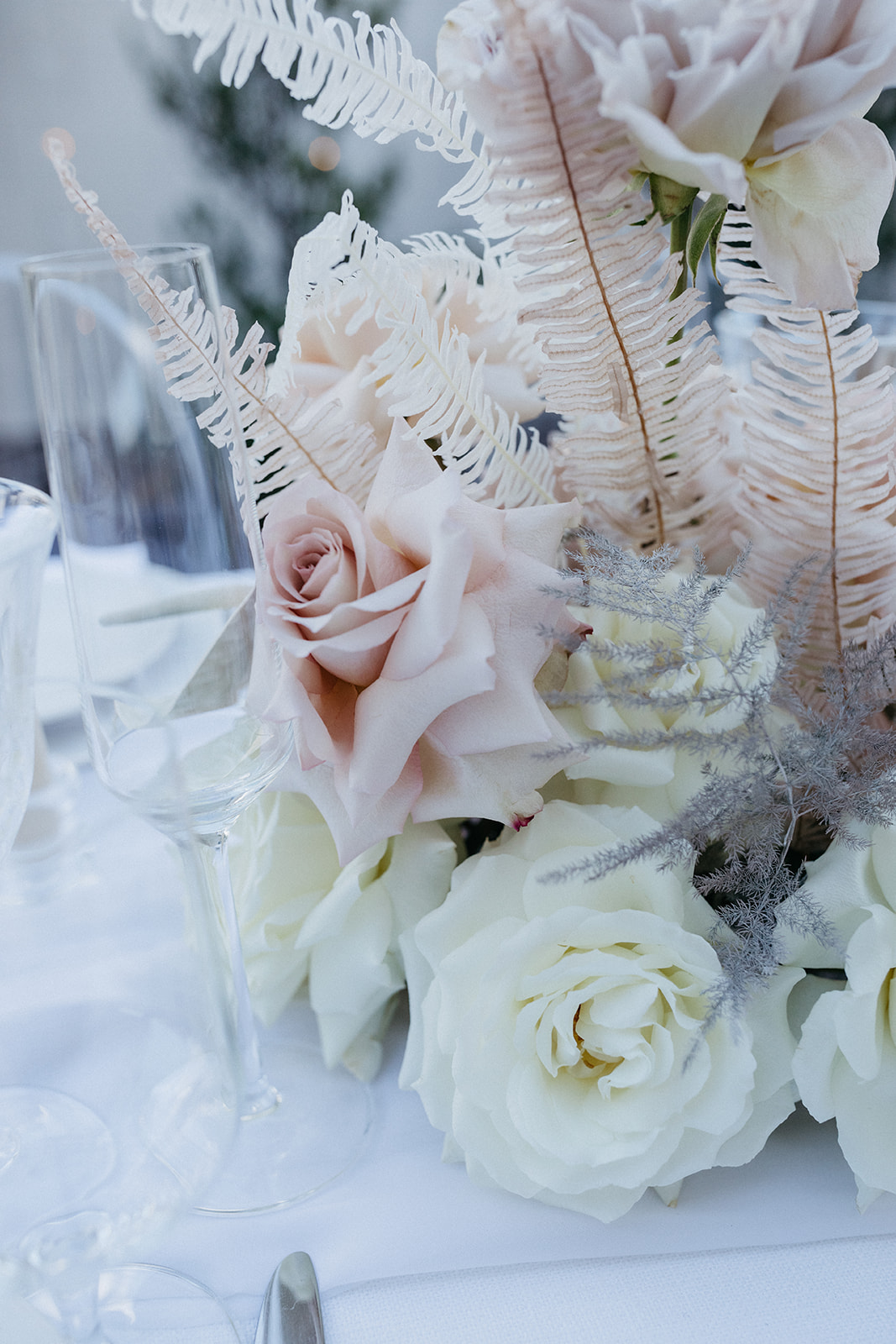 Neutral Table Florals for Modern Reception 