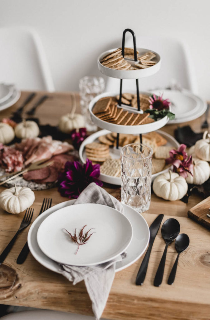 How to style the perfect thanksgiving table! Natural organic thanksgiving table scape. 