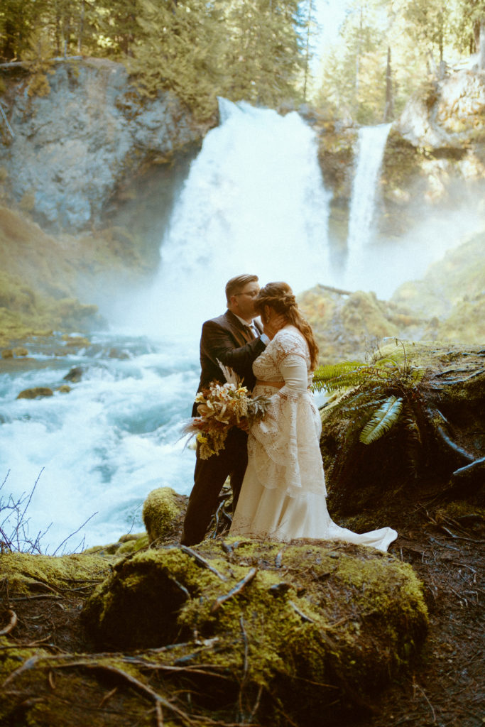 What is a Natural & Organic Styled Wedding. Newlyweds stand 