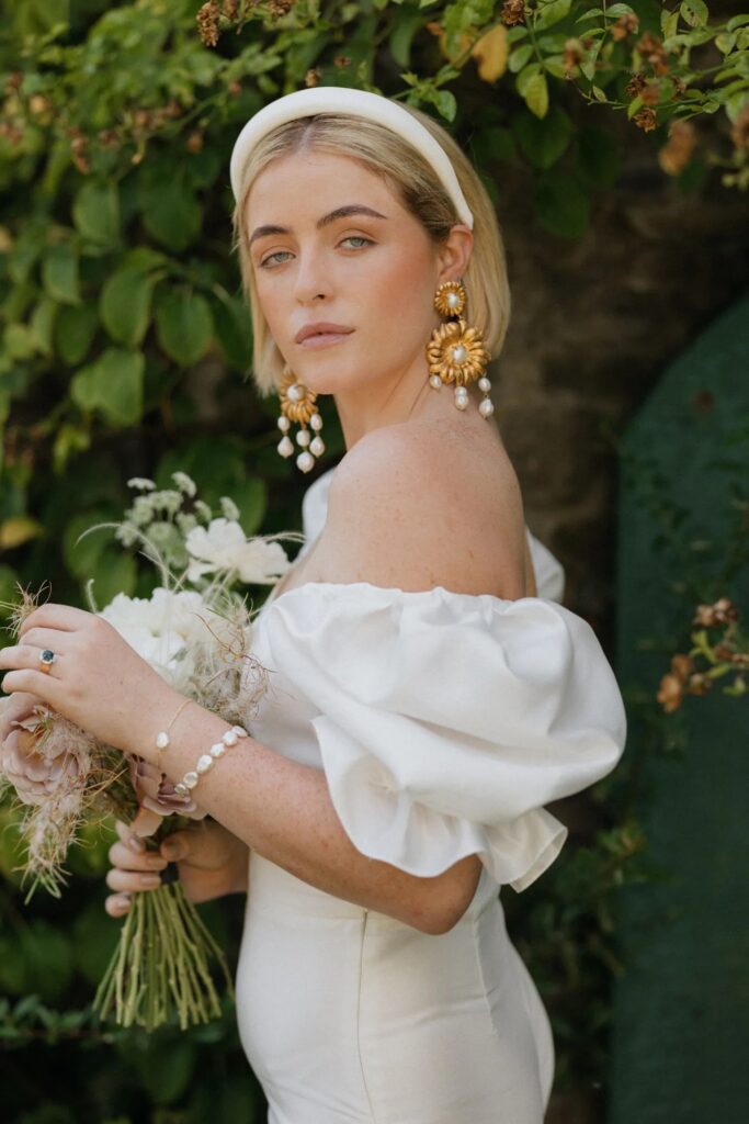 How to Choose the Perfect Wedding Day Hairstyle: Short hair with headband and statement earrings 